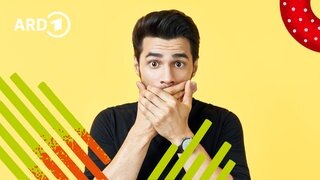 Ein Mann hält sich mit weit aufgerissenen Augen die Hand vor den Mund.