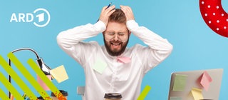 Ein Mann am Schreibtisch schlägt verzweifelt die Hände über dem Kopf zusammen.