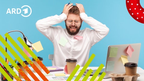 Ein Mann am Schreibtisch schlägt verzweifelt die Hände über dem Kopf zusammen.