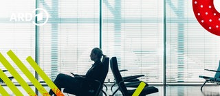 Person in einem Wartesaal