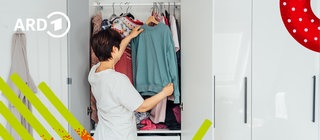 Eine Frau mistet ihren Kleiderschrank aus.