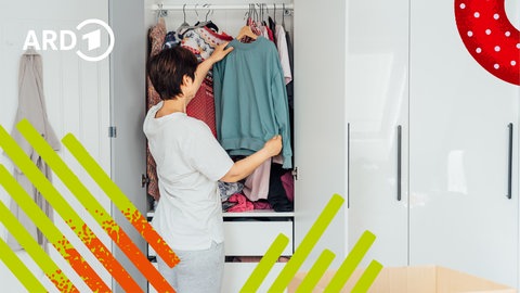 Eine Frau mistet ihren Kleiderschrank aus.