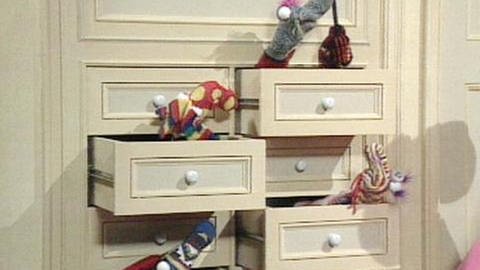 mehrere Sockenpuppen, die in Kommodenschubladen sitzen (Foto: SWR - Screenshot aus der Sendung)