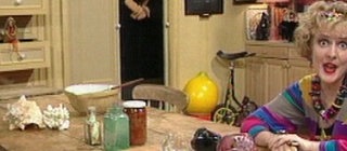 Wizadora sitzt am Esstisch.