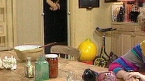 Wizadora sitzt am Esstisch.