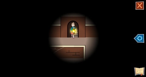 Sicht auf ein Labyrinth von oben, dass von einem Mädchen mit einer Laterne betreten wird. Nur ein kreisförmiger Ausschnitt ist erkennbar, der Rest wird nicht von der Laterne beleuchtet.