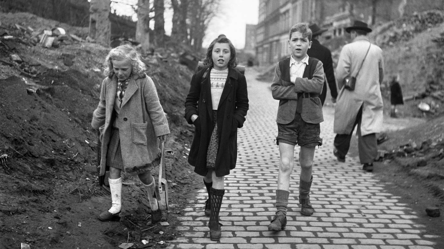 Schwarzweiß-Foto von 3 Kindern 1945