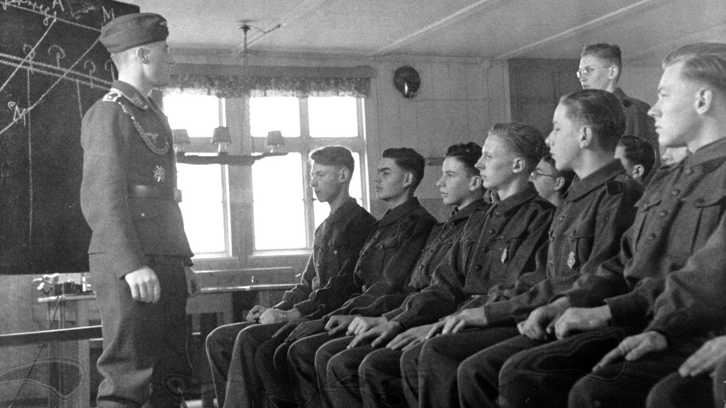 Junge Soldaten während des Zweiten Weltkriegs in einem Ausbildungsraum (Foto: WDR, WDR/picture alliance/Sammlung Berliner Verlag Archiv)