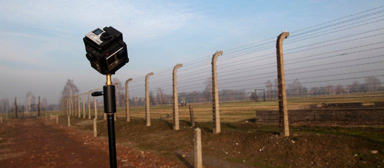 Eine 360°-Kamera auf einem Stativ im ehemaligen Konzentrationslager Auschwitz-Birkenau (Foto: WDR, WDR/Jörg Haaßengier)