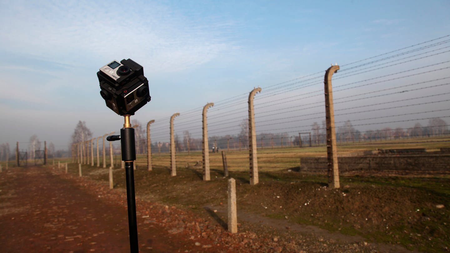 Eine 360°-Kamera auf einem Stativ im ehemaligen Konzentrationslager Auschwitz-Birkenau (Foto: WDR, WDR/Jörg Haaßengier)