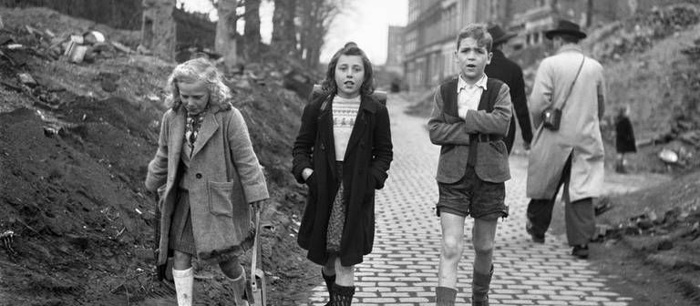 Schwarzweiß-Foto von 3 Kindern 1945 (Foto: WDR, Keystone Schweiz/laif/Walter Studer)