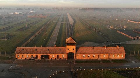Blick von oben auf das ehemalige Konzentrationslager Auschwitz-Birkenau
