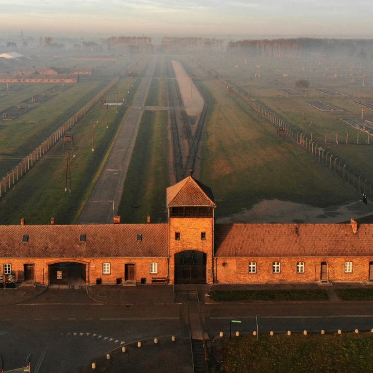 Blick von oben auf das ehemalige Konzentrationslager Auschwitz-Birkenau