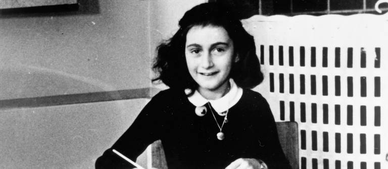Anne Frank am Schreibtisch