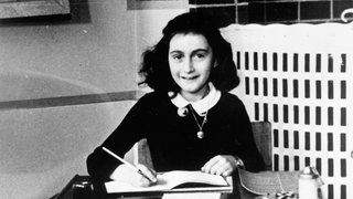 Anne Frank am Schreibtisch