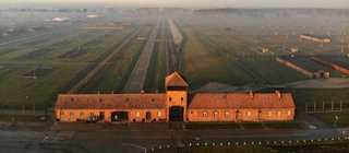 Blick von oben auf das ehemalige Konzentrationslager Auschwitz-Birkenau