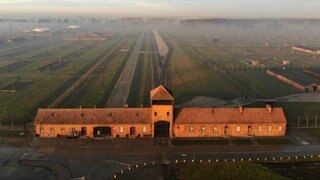 Blick von oben auf das ehemalige Konzentrationslager Auschwitz-Birkenau