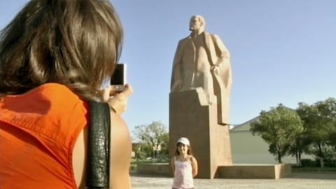 Kristina vor einem riesigen Lenin-Denkmal. (Foto: SWR – Screenshot aus der Sendung)