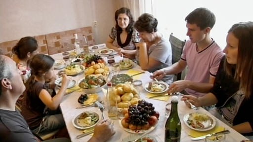 Familie beim Essen am Tisch. (Foto: SWR – Screenshot aus der Sendung)