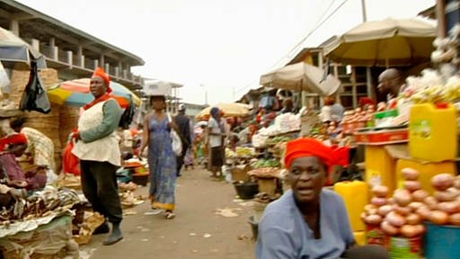 Markt in Afrika - Straßenszene (Foto: SWR – Screenshot aus der Sendung)