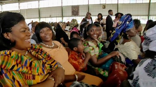 Festlich gekleidete Afrikaner in einer großen Halle. (Foto: SWR – Screenshot aus der Sendung)
