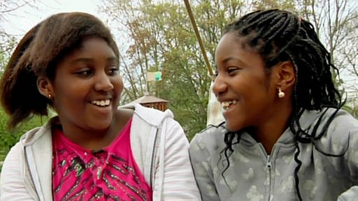 Laureen und Tracy lachen. (Foto: SWR – Screenshot aus der Sendung)