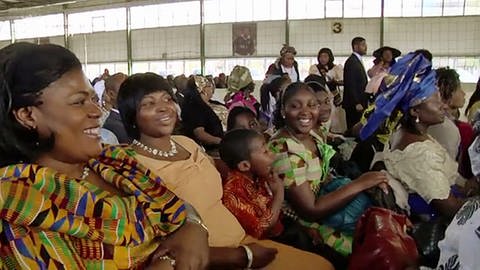 Frauen und Kinder sitzen lachend in einer Reihe in einer Halle (Foto: SWR - Screenshot aus der Sendung)