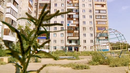Wohnblock in Karaganda (Foto: SWR - Screenshot aus der Sendung)