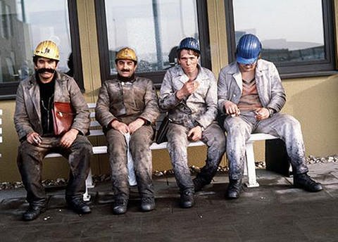 Türkische Bergarbeiter sitzen auf einer Bank (Foto: dpa)