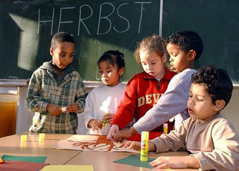 Ausländische Vorschulkinder lernen Deutsch (Foto: dpa)