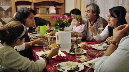 Eine Familie beim Festessen (Foto: SWR - Screenshot aus der Sendung)