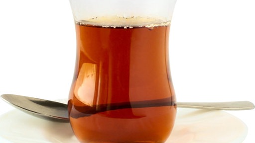 Ein Glas schwarzer Tee