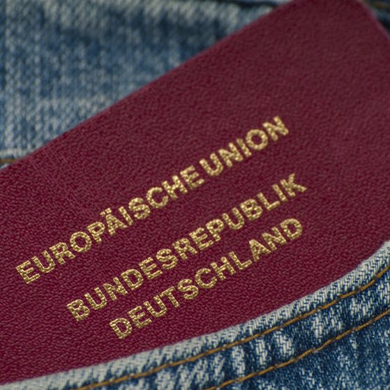 EU-Reisepass der Bundesrepublik Deutschland in einer Hosentasche.