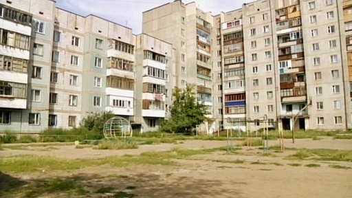 Mehrere große Wohnblocks.