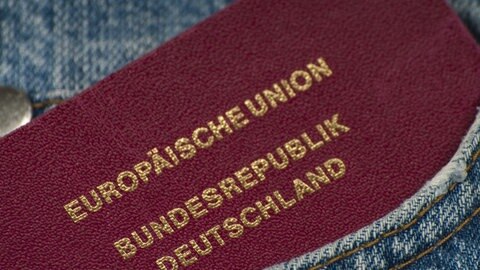 EU-Reisepass der Bundesrepublik Deutschland in einer Hosentasche.