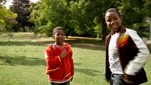 Jason und Junior auf einer Wiese