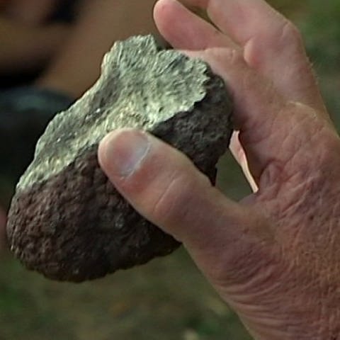 Pyrit und Feuerstein dienten den Steinzeitmenschen als Feuerzeug. (Foto: SWR – Screenshot aus der Sendung)