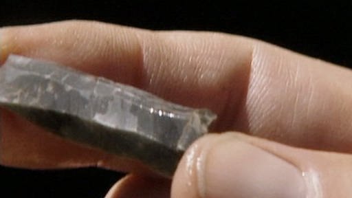 Ein Fundstück aus der Steinzeit: eine Klinge aus Feuerstein. (Foto: SWR – Screenshot aus der Sendung)