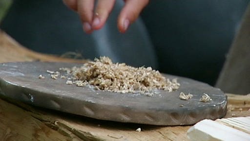 Gemahlene Getreidekörner auf Steinplatte. (Foto: SWR – Screenshot aus der Sendung)