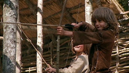 Merlin übt das Bogenschießen – eine wichtige Steinzeitwaffe. (Foto: SWR – Screenshot aus der Sendung)