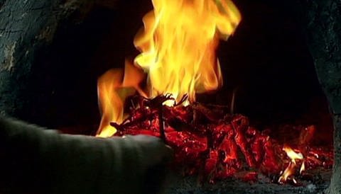 Flackerndes Feuer (Foto: SWR – Screenshot aus der Sendung)