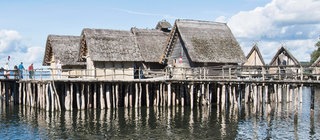 Häuser, die auf Holzpfählen stehen.