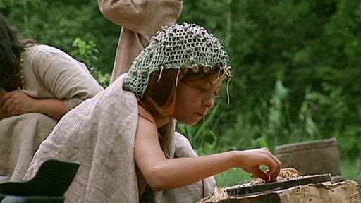 Ronja bereitet Brotteig zu, aus gemahlenen Getreidekörnern.