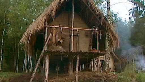 Das Wohnhaus der Sippe steht auf Stelzen.