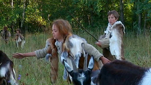 Till und Ronja hüten Ziegen.