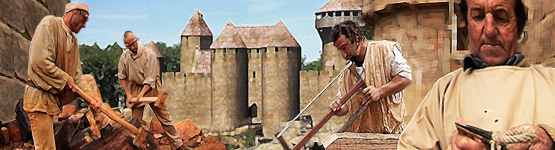 Montage: Bauarbeiter mit mittelalterlichem Handwerksgeraet vor der Burgbauustelle in Guedelon. (Quelle: SWR)