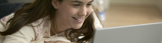 Mädchen vor Laptop Quelle: Quelle: WDR/mauritius images/Flirt