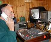 Auf mehreren Bildschirmen werden die Spechte beobachtet.