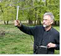 Hans-Jürgen Görze peilt mit seinem Sender Spechte an.