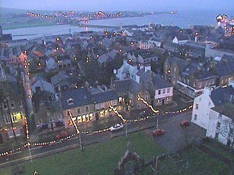 Stadtbild bei Dämmerung [Klick auf das Bild, schließt das Fenster]